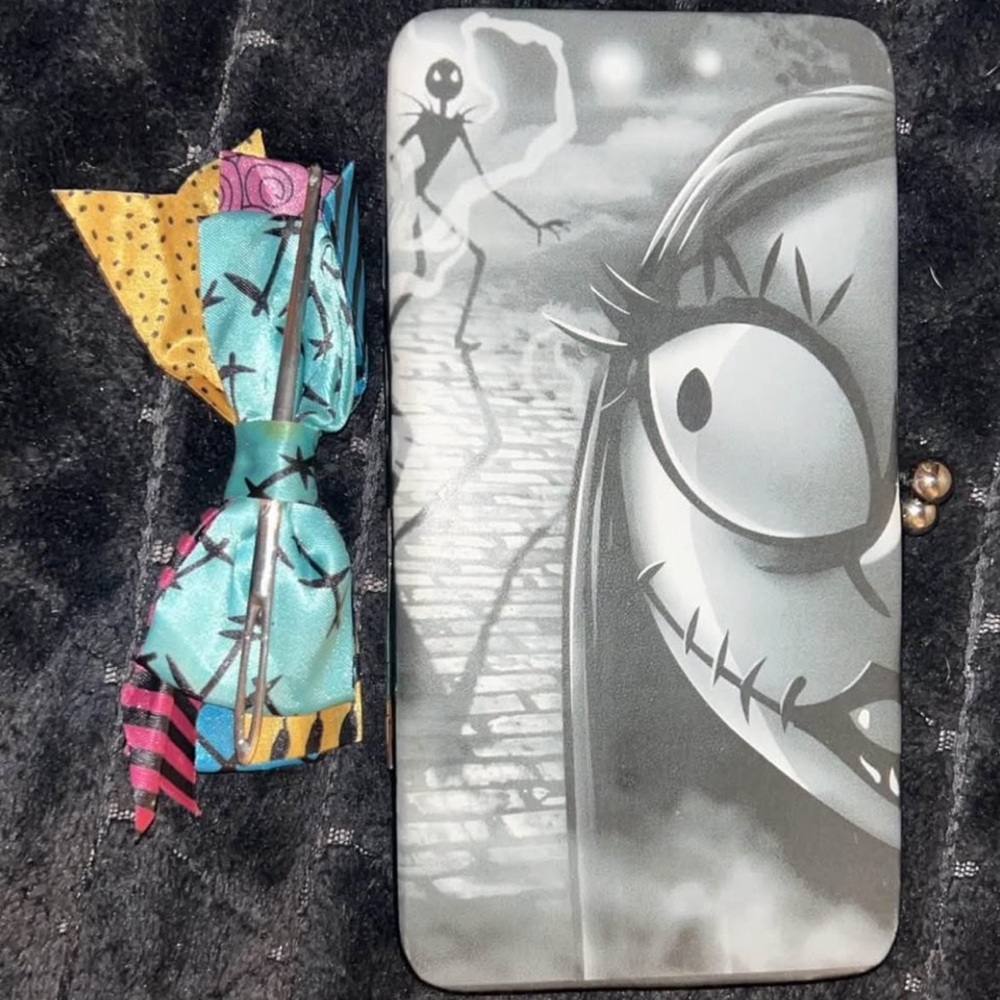 •women’s bow
• women’s wallet